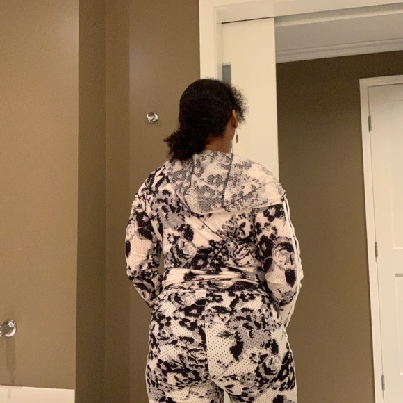 Tracksuit - Picture 5 of 7